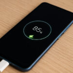 Ilustrasi smartphone Android dengan layar gelap dan mode hemat baterai aktif di tahun 2025