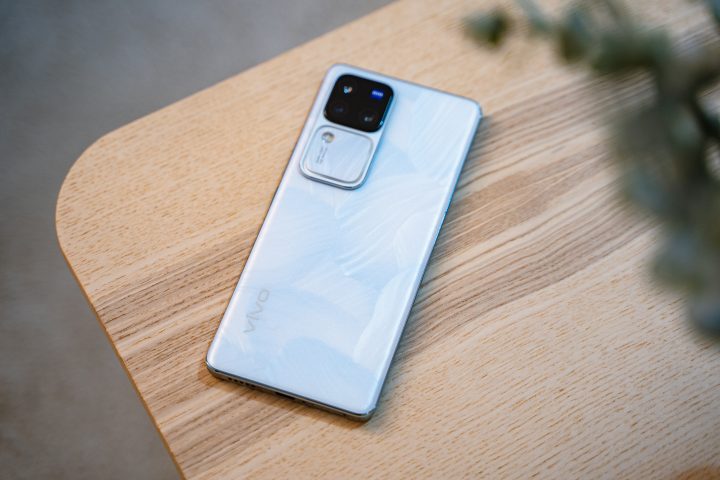 Review vivo V30 Pro 5G 2025 dengan kamera ZEISS, Aura Light, dan desain tipis premium