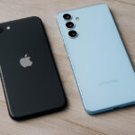Perbandingan iPhone SE 4 vs Galaxy A55 dari sisi desain, performa, kamera, dan baterai di 2025