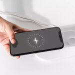 Fast charging wireless 2025 dengan smartphone di atas wireless charger futuristik