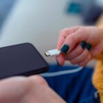 Graphene battery smartphone 2025 dengan visual aliran energi futuristik