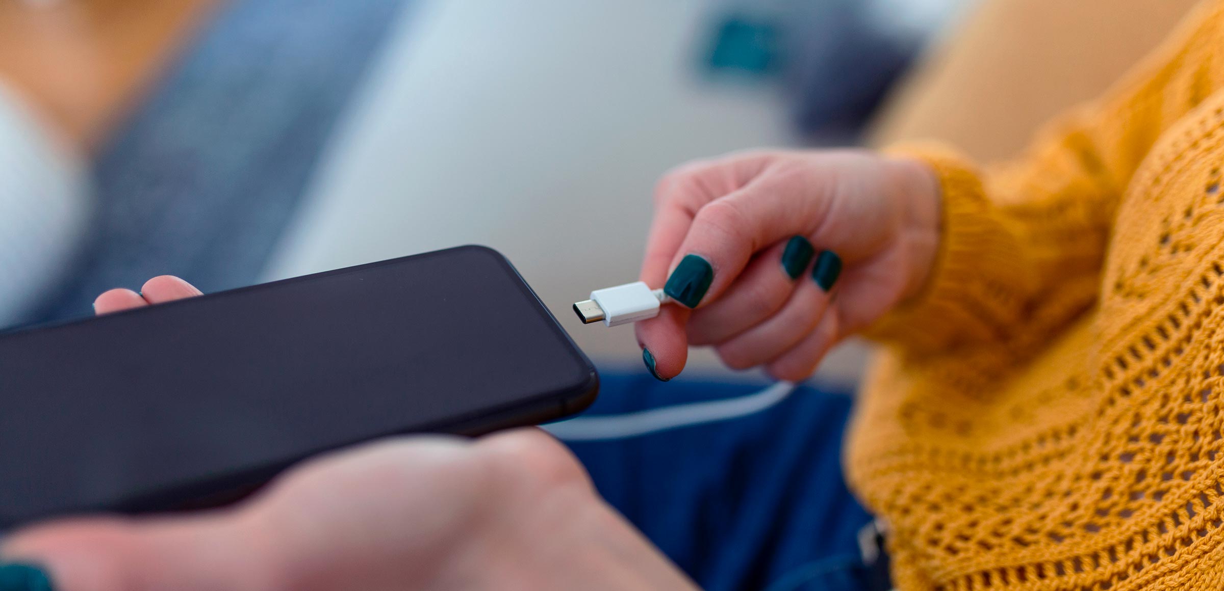 Graphene battery smartphone 2025 dengan visual aliran energi futuristik